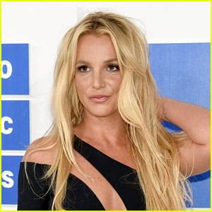 britney spears naked pictures|Britney Spears Poses Completely Naked on the Beach in New。